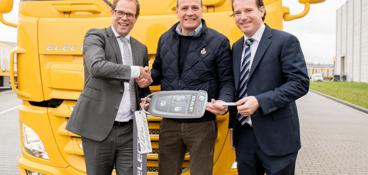 VDL en DAF leveren eerste elektrische truck aan Jumbo